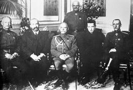 Министр - председатель Временного правительства князь Георгий Евгеньевич Львов (2-й слева) и Военный и морской министр Всероссийского Временного Правительства Александр Федорович Керенский (2-й справа) с группой генералов. Петроград, июнь 1917 года. РИА Новости