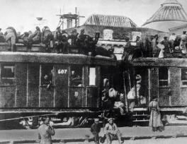 Desbarajuste en el transporte. Aquellos que no pueden comprar pasaje viajan en los techos de los trenes. La guerra y la hambruna desplazan a la gente de sus hogares. 1917. RIA Novosti.