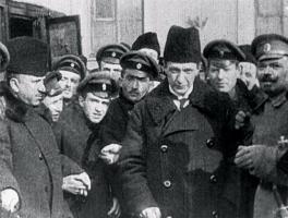 El ministro de justicia del Gobierno provisional, Alexandr Kérenski (en el centro con gorro de astracán), entre militares. RIA Novosti.