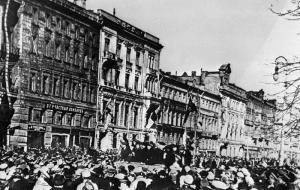 Residents of Petrograd at a meeting on Nevski Prospekt in 1917 February during February bourgeois-democratic revolution. Residents of Pietrograd demonstrating outside the State Duma with slogans Long Live All-People Socialist Revolution during February bourgeois-democratic revolution. Sputnik