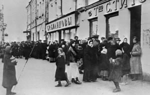 A bread line in Petrograd in 1917. Sputnik