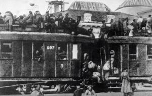 Passengers traveling on rail car roofs. 1917. Sputnik