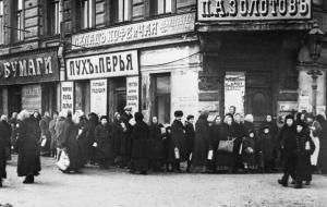 Petrograd residents queuing up for food outside grocery in February, 1917. Sputnik