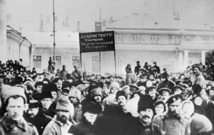 Residents of Petrograd demonstrating outside the State Duma with slogans Long Live All-People Socialist Revolution during February bourgeois-democratic revolution. Sputnik