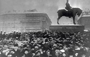 Petrograd residents flocking to Znamenskaya Square. Sputnik