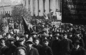 Demonstrators in Petrograd with the slogan "Long Live the Popular Socialist Revolution". Sputnik