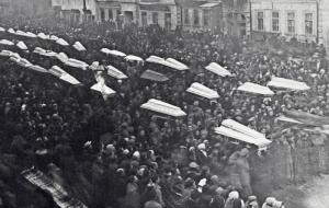 Mourning the victims of the February 1917 Revolution. A funeral procession on Nevsky Prospekt, Petrograd. Sputnik.