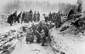 Soldiers with shovels at the funeral of the victims of the 1917 February Revolution. Marsovo Field (Field of Mars). Sputnik.