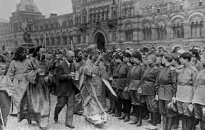 Women's Battallion of Death receiving a blessing from head of the Russian Orthodox Church, Patriarch Tichon, before being sent to the front, 1917, Moscow. Sputnik