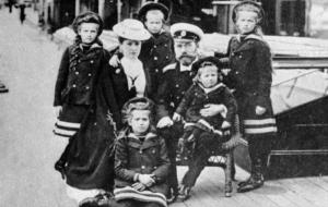 Russian Emperor Nicholas II with wife, Empress Alexandra, and children, Olga, Tatyana, Maria, Anastasia and Alexey, 1905. Sputnik