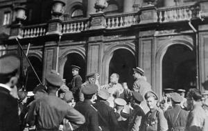 An agitator calls people to continue the first World War. Petrograd. 1917. Sputnik