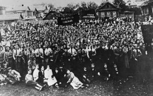 Establishing the Red Guards. A unit of Red Guards from the Visher Plant. Petrograd (St Petersburg), 1917 © Sputnik