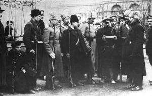 Red Guard patrol at Smolny. Petrogad, October 1917. From the Lenin Museum archives. Sputnik